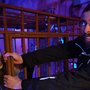 Gyserhuset DYSTOPIA Haunted House i Vejle tilbyder en tour de force af skræk og rædsel. Men hvorfor opsøger mennesker overhovedet horror og uhygge? Følg med gyserforsker Mathias Clasen (til højre) ind i zombie-huset i søgen efter svar. Foto: Dystopia Entertainment
Museumsinspektør Morten Arnika Skydsgaard viser her et ’Memory House’ fra Zimbabwe. Under AIDS-epidemien i Afrika lavede forældre den slags huse for at lære deres børn, hvordan de skulle ’holde hus’, når forældrene var døde. Hør mere fra epidemiernes historie til Forskningens Døgn. Foto: Hans Plauborg
Kemishow fyrer op under deres populære eksperimenter til Forskningens Døgn. Lige dette eksperiment skal du ikke lave derhjemme. Foto: Screendump fra videoen med Kemishow.