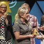 Skal du gå i Eva Greibes fodspor og vinde Ph.d. Cup'en? Det kan du, hvis du har afleveret ph.d. i 2016, og hvis du er god til at formidle din forskning. Tilmeldingsfristen er 6. februar. På billedet modtager Eva Greibe hæderen fra daværende forskningsminister Sofie Carsten Nielsen. Foto: DR