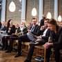 Ph.d.-prismodtagerne i et afslappet øjeblik. Her sidder en arkæolog, en psykolog, en jurist, en fysiker og en læge, som har beriget verden med ny viden om grænsemarkeringer, socialfobi, menneskerettighedsbeskyttelse, graphen og psykotisk depression. Foto: Jesper Rais
De fem ph.d.-prismodtagere og den ene af Holst-Knudsen-prismodtagerne. Fra højre: Mette Løvschal, Louise Halleskov Storgaard, Jens Overgaard, Mia Skytte O'Toole, Søren Dinesen Østergaard og Søren Ulstrup. Foto: Lars Kruse
Jens Overgaard fortæller her om sin forskning. Hans primære forskningsmål har været at udvikle stråleterapi, og han har en stor del af æren for, at mange patientgrupper i dag får en væsentligt bedre strålebehandling. Foto: Lars Kruse
